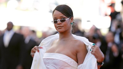 Rihanna Seksi Bergaun Putih