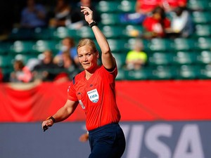 Sosok Polwan Ini Akan Jadi Wasit Perempuan Pertama Bundesliga