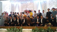 Pandji Pragiwaksono akhirnya berfoto bersama tamu undangan dan juga mempelai yang diketahui bernama Sitty dan Randy itu. Foto: Febriyantino Nur Pratama/detikHOT