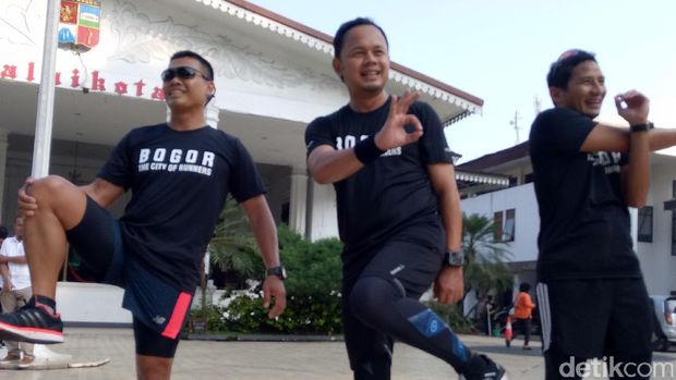 Usai Lari Bareng, Sandiaga Hadiahkan Sepatu OK OCE ke Bima Arya
