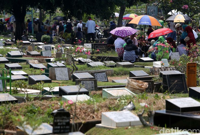 Peziarah berdoa di atas pusara makam kerabatnya saat melakukan ziarah kubur di TPU Karet Bivak, Jakarta, Sabtu (20/5/2017). Menjelang datangnya bulan suci Ramadan, umat muslim melakukan ziarah kubur untuk mendoakan sanak keluarga dan kerabat yang sudah wafat. Grandyos Zafna/detikcom