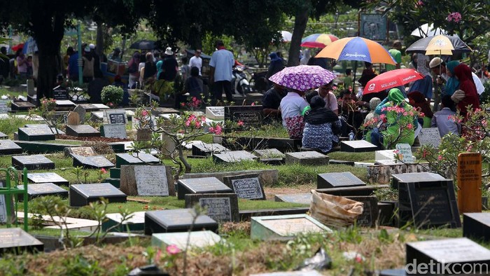 Peziarah berdoa di atas pusara makam kerabatnya saat melakukan ziarah kubur di TPU Karet Bivak, Jakarta, Sabtu (20/5/2017). Menjelang datangnya bulan suci Ramadan, umat muslim melakukan ziarah kubur untuk mendoakan sanak keluarga dan kerabat yang sudah wafat. Grandyos Zafna/detikcom