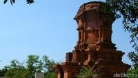 Letaknya ada di Desa Jabung, Kecamatan Paiton, Kabupaten Probolinggo Jawa Timur. Menurut sejarah jaman dulu, Candi Jabung dibangun pada tahun 1354 Masehi pada masa kebesaran Kerajaan Majapahit (M Rofiq/detikTravel)