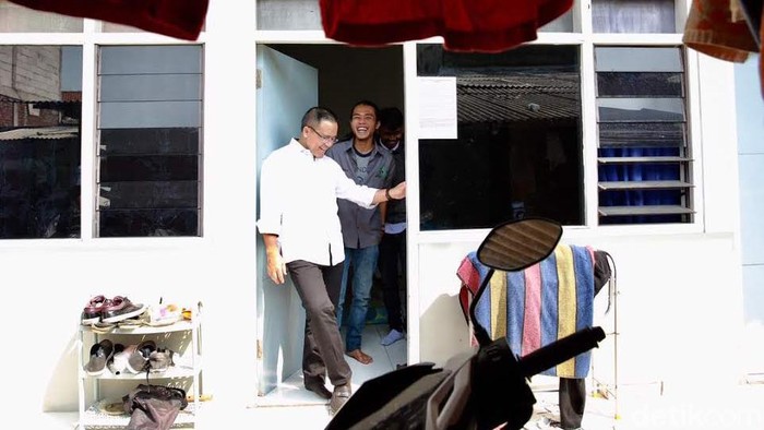 Dua Mahasiswa Banyuwangi Kaget Saat Dikunjungi Bupati Anas