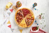 Di Gerai Pizza Asal Ini Bisa Nikmati Pizza Potongan dengan Topping Pilihan
