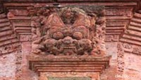 Candi Jabung terdiri dari dua, yakni bangunan utama dan satu yang lebih kecil. Material bangunan candi berupa batu bata merah berkualitas tinggi yang kemudian diukir dalam bentuk relief. Struktur bangunan candi yang hanya dari bata merah ini mampu bertahan ratusan tahun (M Rofiq/detikTravel)