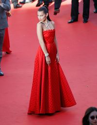 Foto: Bella Hadid Kembali Memesona di Festival Film Cannes 2017