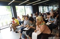Para peserta sedang menyimak penjelasan Joanna Lasmono