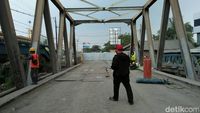 Perbaikan jembatan yang membuat jalan ditutup.