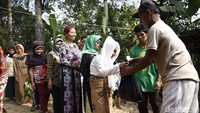 Para lansia mengantre untuk mendapat bantuan.