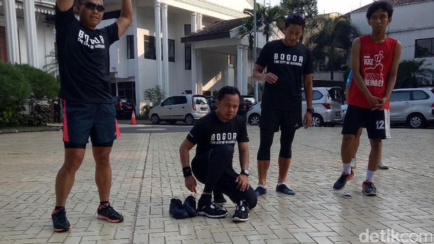 Usai Lari Bareng, Sandiaga Hadiahkan Sepatu OK OCE ke Bima Arya