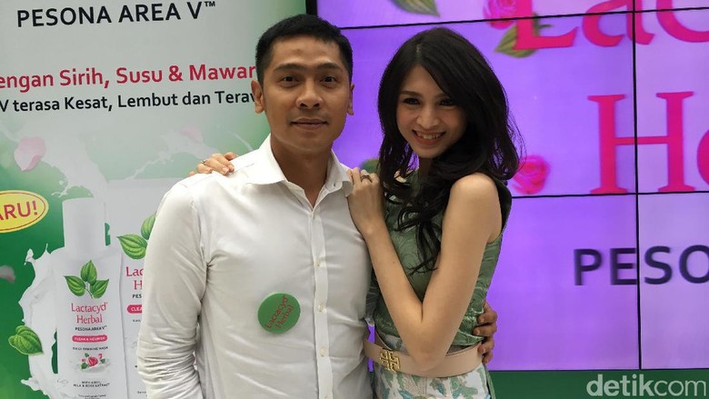 Donita dan Suami Tetap Jaga Kemesraan Meski Sudah Punya 2 Anak/Foto: Radian Nyi Sukmasari Donita dan Suami Tetap Jaga Kemesraan Meski Sudah Punya 2 Anak/Foto: Radian Nyi Sukmasari