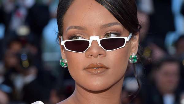 Rihanna Seksi Bergaun Putih Rihanna Seksi Bergaun Putih