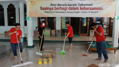 Aksi Karyawan Telkomsel Bersih-bersih Masjid
