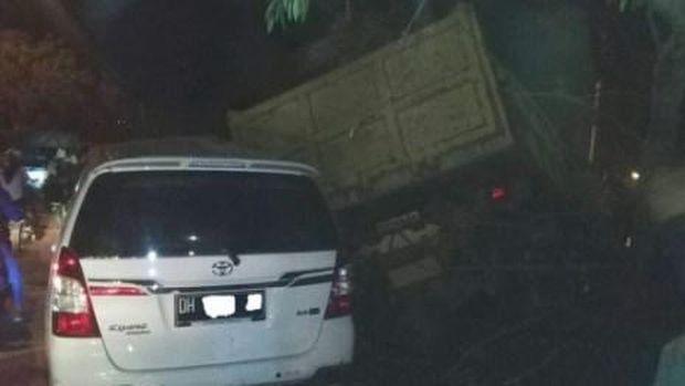 Truk menabrak mobil dan motor.