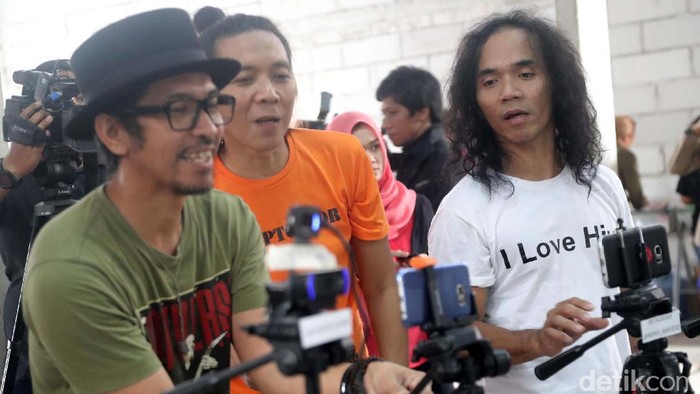 Personel grup Slank berfoto bersama para penggiat dan aktivis HAM dalam acara Slank on Stream yang berlangsung di Potlot, Jakarta, Sabtu (20/05/2017). Dalam acara Slank on Stream kali ini bertemakan ‘Ayo Bangkit Jangan Berhenti’. Acara ini juga menjadi cara Slank dalam memperingati Hari Kebangkitan Nasional. Grandyos Zafna/detikcom