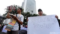 Sebagian peserta car free day menyambut datangnya bulan suci Ramadan dengan membawa poster sosialisasi dan berbagi Al Quran secara gratis.