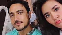 Sehingga setiap ada foto mereka berdua terlihat oleh penggemarnya terasa begitu spesial, salah satunya adalah foto saat Raisa menemani Hamish Daud di rumah sakit ini. Foto: Instagram Hamish Daud