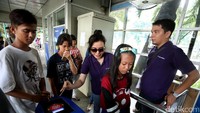 Selain bersih-bersih, GE Volunteers juga berinteraksi langsung dengan masyarakat pengguna TransJakarta secara simpatik dan persuasif untuk mengajak semua pihak menjaga fasilitas publik.