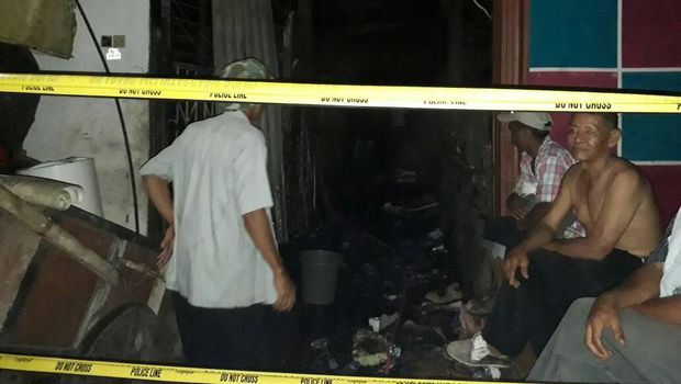 Police line terpasang di lokasi kebakaran pabrik tahu