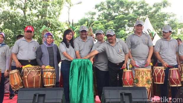 Djarot, Saefullah serta Walikota dan Bupati memukul gendang / 