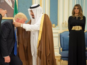 Walau Tampil Tanpa Kerudung, Melania Trump Dipuji Media Arab Saudi