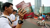 Sebagian peserta car free day menyambut datangnya bulan suci Ramadan dengan membawa poster sosialisasi dan berbagi Al Quran secara gratis.