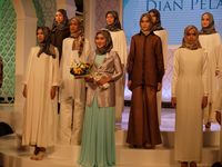 Dian Pelangi Rilis Koleksi Hijab Eksklusif Terinspirasi Makeup Dian Pelangi Rilis Koleksi Hijab Eksklusif Terinspirasi Makeup