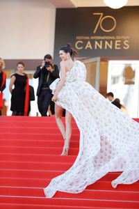 Foto: Seksinya Kendall Jenner Bergaun Mini dengan Ekor Dramatis