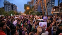 Antusiasme pendukung Rouhani di jalan-jalan ibukota Tehran.  (TIMA/Reuters)
