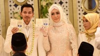 Uang senilai Rp 999.999 menjadi mahar pernikahan Fairuz A Rafiq dan Sonny Septian. Foto: Noel/detikHOT