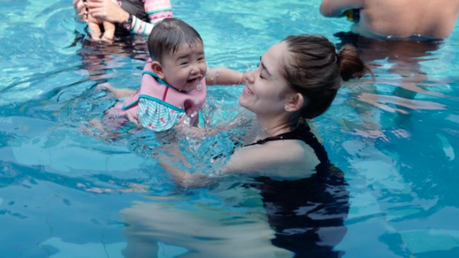 Gendong Anak  di  Pantai  Yasmine Wildblood Seksi  Berbikini