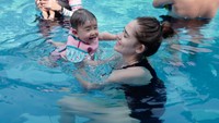 Tampak kebahagiaan Yasmine Wildblood saat berlibur bersama buah hatinya. Foto: Instagram Yasmine Wildblood