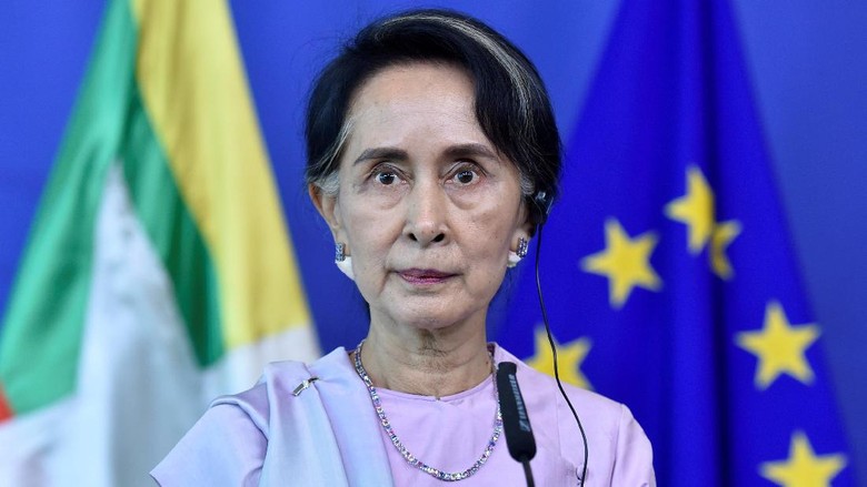 Bom Molotov Dilempar ke Rumah Aung San Suu Kyi Bom Molotov Dilempar ke Rumah Aung San Suu Kyi