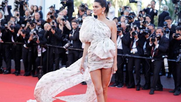 Foto: Seksinya Kendall Jenner Bergaun Mini dengan Ekor Dramatis
