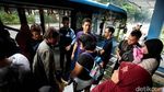 GE Volunteers Bersih-bersih Halte Busway