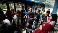 Selain bersih-bersih, GE Volunteers juga berinteraksi langsung dengan masyarakat pengguna TransJakarta secara simpatik dan persuasif untuk mengajak semua pihak menjaga fasilitas publik