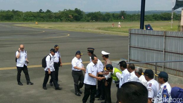 Menhub tiba di Bandara Cirebon