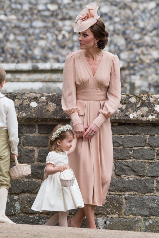 Kate Middleton tampil anggun sekaligus chic dengan gaun pastel berdetail peplum yang dilengkapi topi. Foto: Dok. Getty Images