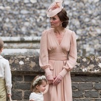 Kate Middleton tampil anggun sekaligus chic dengan gaun pastel berdetail peplum yang dilengkapi topi. Foto: Dok. Getty Images