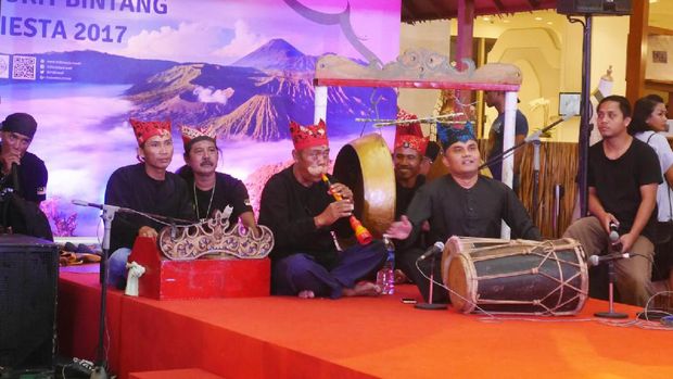  Para pemusik yang mengiringi aksi Jaranan Buto (Kurnia/detikTravel)
