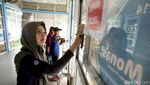 GE Volunteers Bersih-bersih Halte Busway