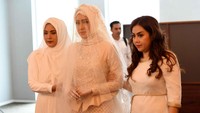 Fairuz A Rafiq memasuki ruangan akad nikah didampingi oleh keluarga. Foto: Noel/detikHOT