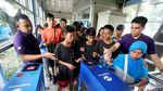 GE Volunteers Bersih-bersih Halte Busway
