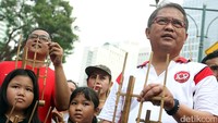 Rudiantara sempat kesulitan ketika angklung dimainkan dalam sesi latihan dengan iringan musik. Tak butuh waktu lama, Rudiantara bisa mengikuti irama dan bersatu bersama peserta lainnya.