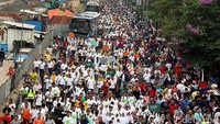 Sebagian peserta car free day menyambut datangnya bulan suci Ramadan dengan membawa poster sosialisasi dan berbagi Al Quran secara gratis.