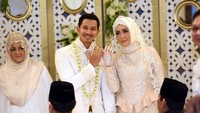Wajah bahagia Sonny Septian dan Fairuz A Rafiq yang sah melepas status jandanya. Foto: Noel/detikHOT