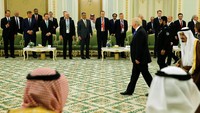 Pertemuan Raja Salman dan Trump di rangkaian foto ini dilakukan di Riyadh pada Mei 2017 lalu. Trump menghadiri konferensi yang diselenggarakan Arab Saudi/Foto: Reuters