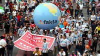 Bola itu diusung sekitar 2km yakni dari depan gedung Sarinah hingga di Dukuh Atas, Jakarta.