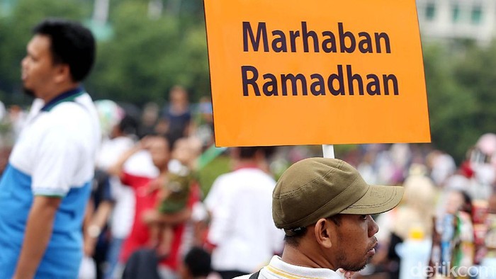 Para peserta car free day menyambut datangnya bulan suci Ramadan membawa poster dan berbagi Al Quran di Jl Thamrin, Jakarta Pusat, Minggu (21/05)